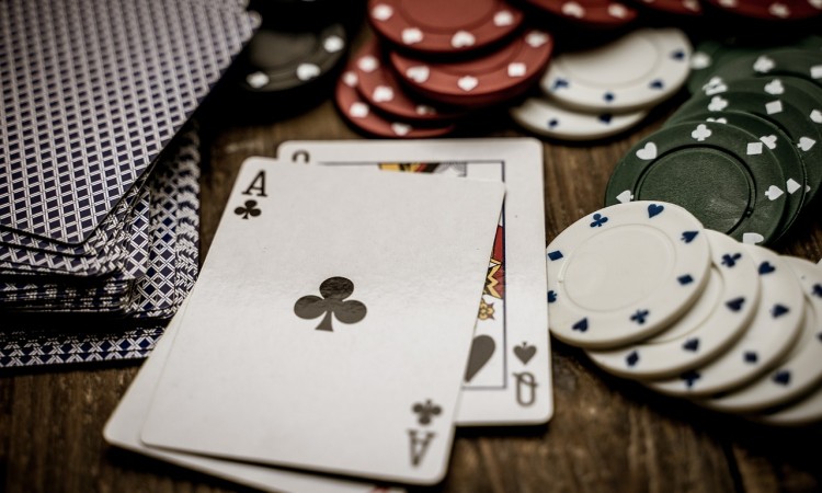 ¿Cómo se juega al poker Texas Holdem?