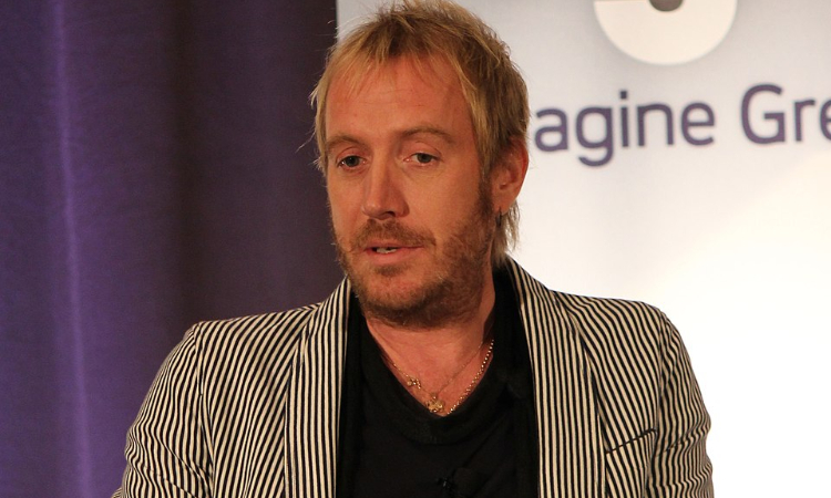 Películas y programas de TV de Rhys Ifans: trayectoria y personajes memorables